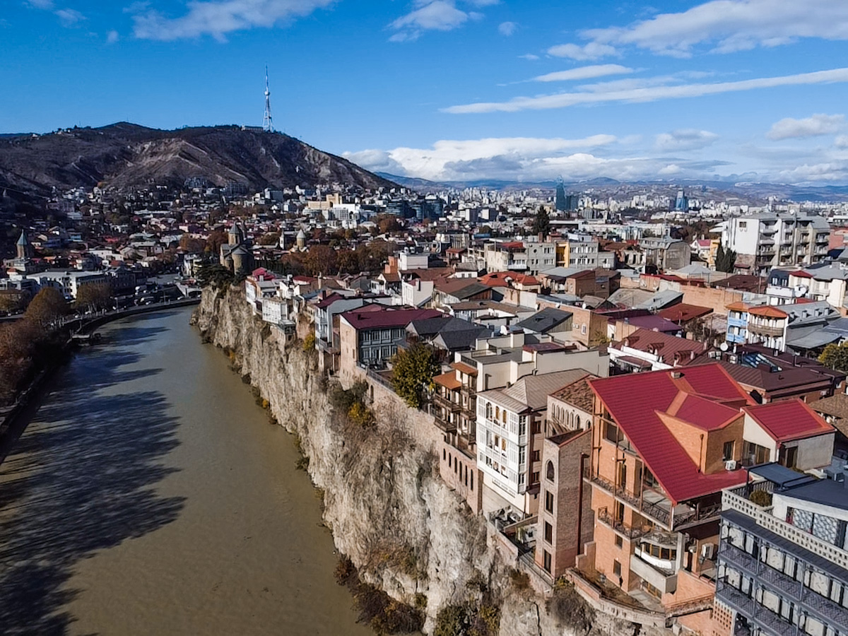 მტკვრის კლდოვან შემაღლებაზე არსებული უძველესი დასახლება და  თბილისური დარბაზი – რა საიდუმლოს ინახავს მეტეხის უბანი