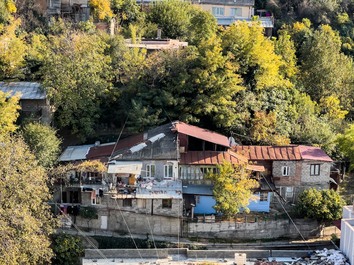თბილისის უძველესი უბნის ორი სახე – ავლაბარში არსებული კონტრასტი
