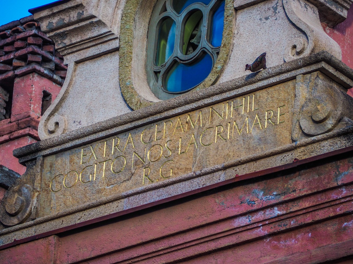 თეატრისთვის უჩვეულო შენობა