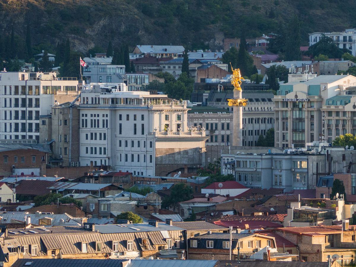 თბილისის უძველესი უბნის ორი სახე – ავლაბარში არსებული კონტრასტი