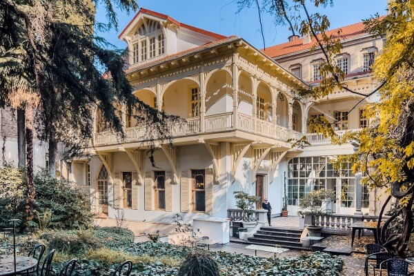 ივანე მაჩაბლის ქუჩაზე არსებული სახლი – თბილისური და ევროპული არქიტექტურის შერწყმის ბრწყინვალე მაგალითი