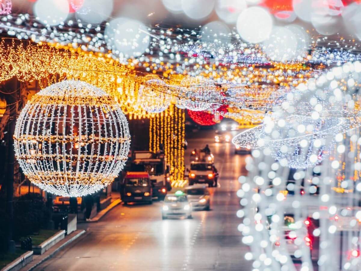 დღეს საზეიმო ღონისძიებების სამზადისის გამო, თავისუფლების მოედანზე ავტომობილების გადაადგილება შეიზღუდება
