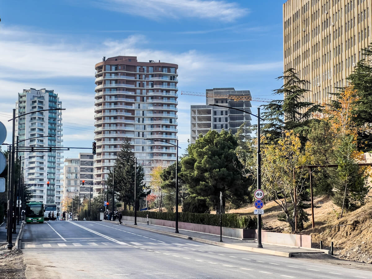 ახლად რეაბილიტირებული უნივერსიტეტის ქუჩა და მასშტაბური განაშენიანება