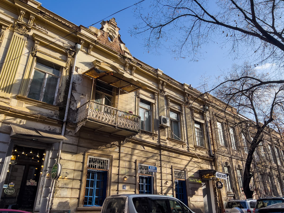 ივანე მაჩაბლის ქუჩაზე არსებული სახლი – თბილისური და ევროპული არქიტექტურის შერწყმის ბრწყინვალე მაგალითი