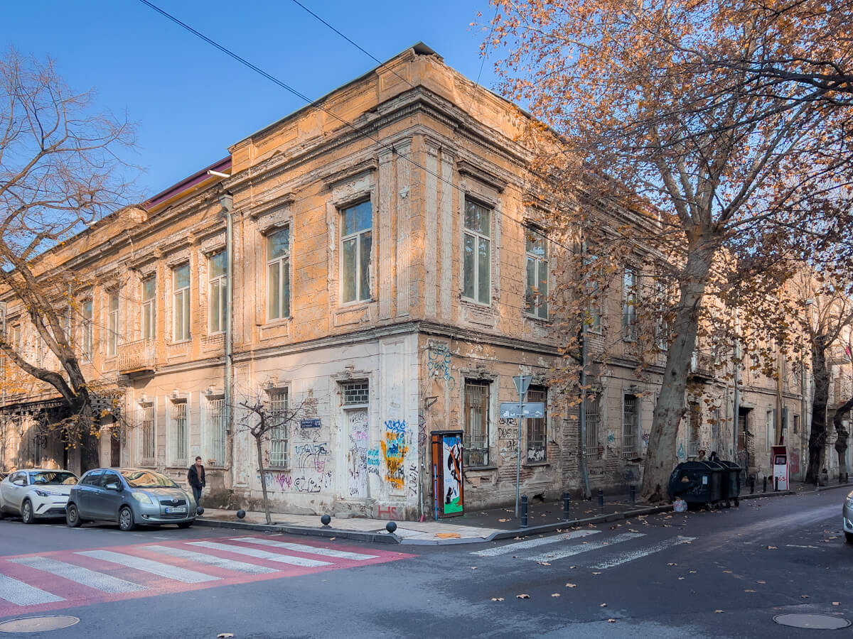 ივანე მაჩაბლის ქუჩაზე არსებული სახლი – თბილისური და ევროპული არქიტექტურის შერწყმის ბრწყინვალე მაგალითი