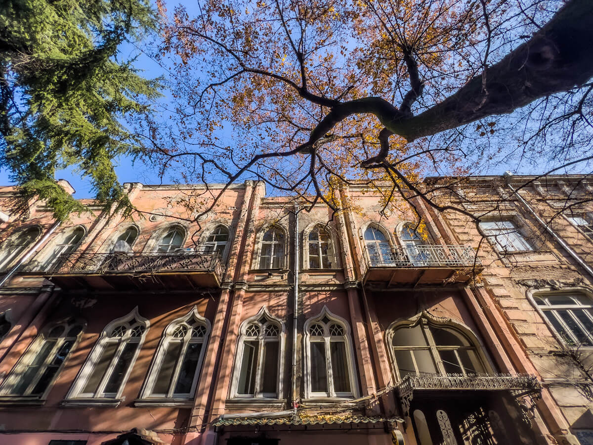 ივანე მაჩაბლის ქუჩაზე არსებული სახლი – თბილისური და ევროპული არქიტექტურის შერწყმის ბრწყინვალე მაგალითი