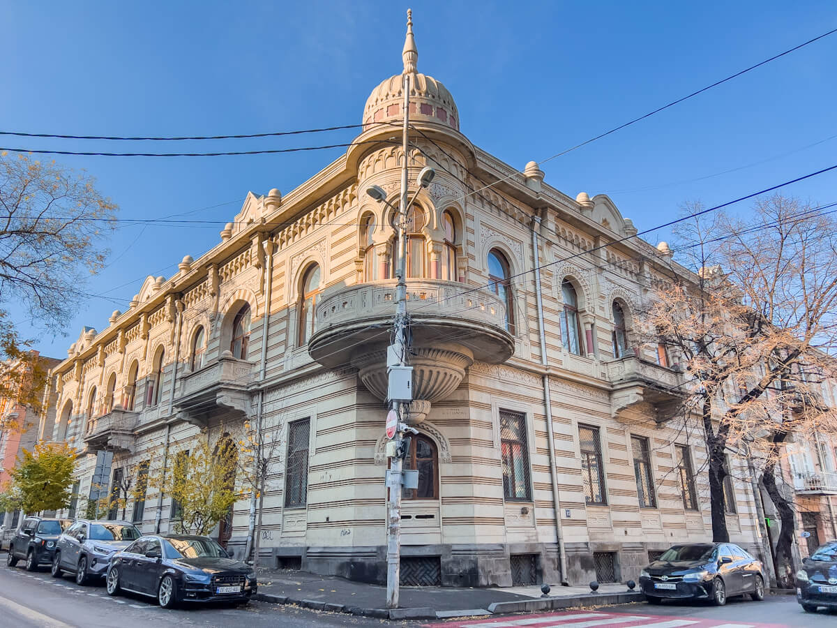 ივანე მაჩაბლის ქუჩაზე არსებული სახლი – თბილისური და ევროპული არქიტექტურის შერწყმის ბრწყინვალე მაგალითი