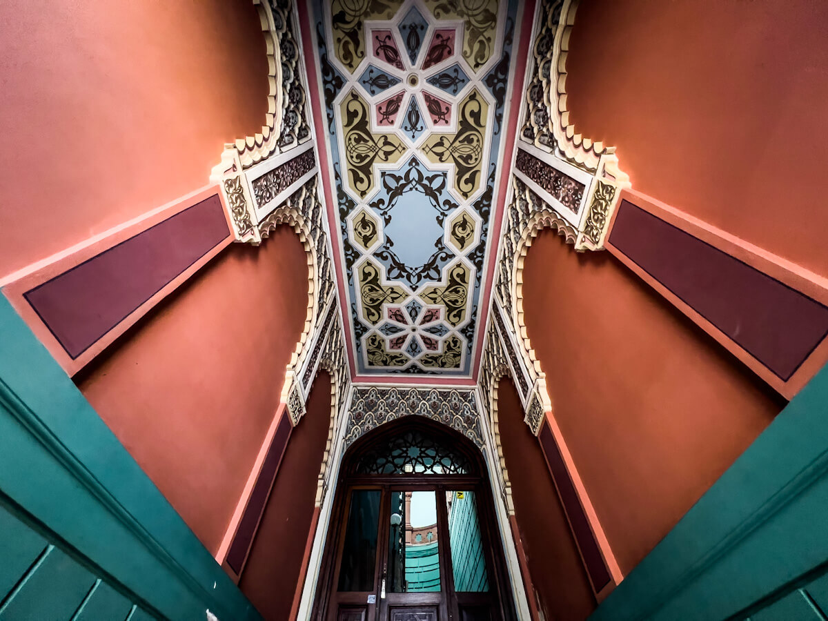 ივანე მაჩაბლის ქუჩაზე არსებული სახლი – თბილისური და ევროპული არქიტექტურის შერწყმის ბრწყინვალე მაგალითი