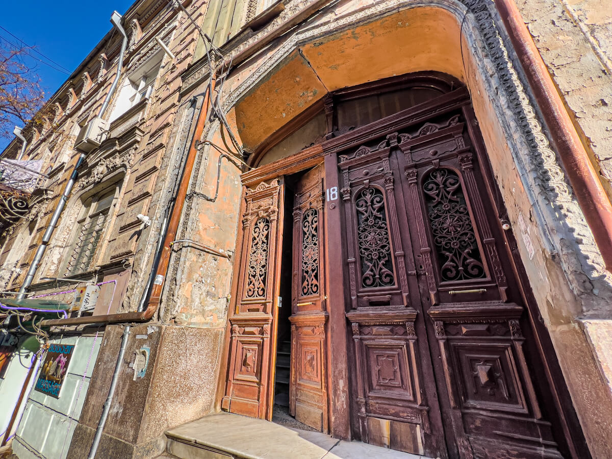 ივანე მაჩაბლის ქუჩაზე არსებული სახლი – თბილისური და ევროპული არქიტექტურის შერწყმის ბრწყინვალე მაგალითი