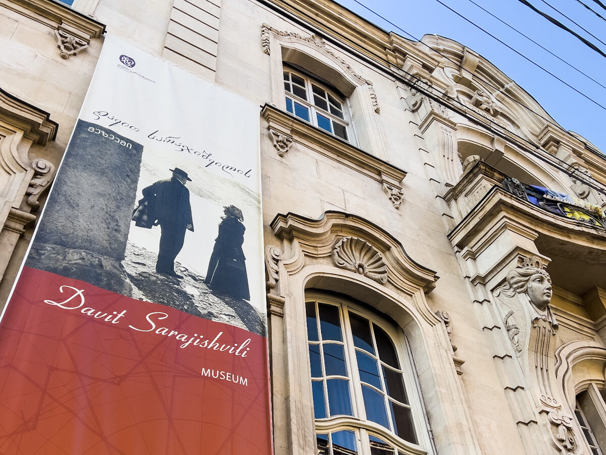 ივანე მაჩაბლის ქუჩაზე არსებული სახლი – თბილისური და ევროპული არქიტექტურის შერწყმის ბრწყინვალე მაგალითი