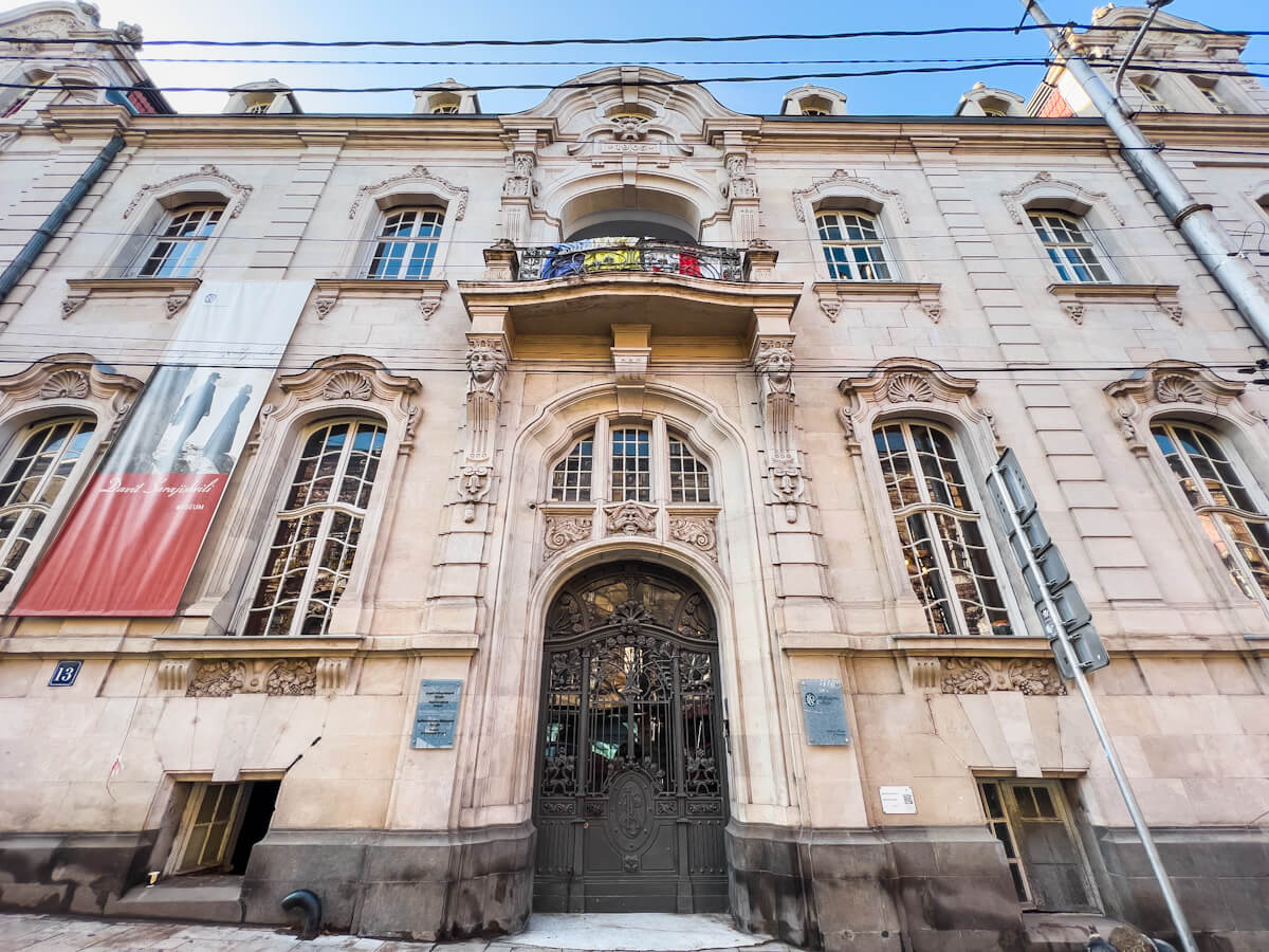 ივანე მაჩაბლის ქუჩაზე არსებული სახლი – თბილისური და ევროპული არქიტექტურის შერწყმის ბრწყინვალე მაგალითი