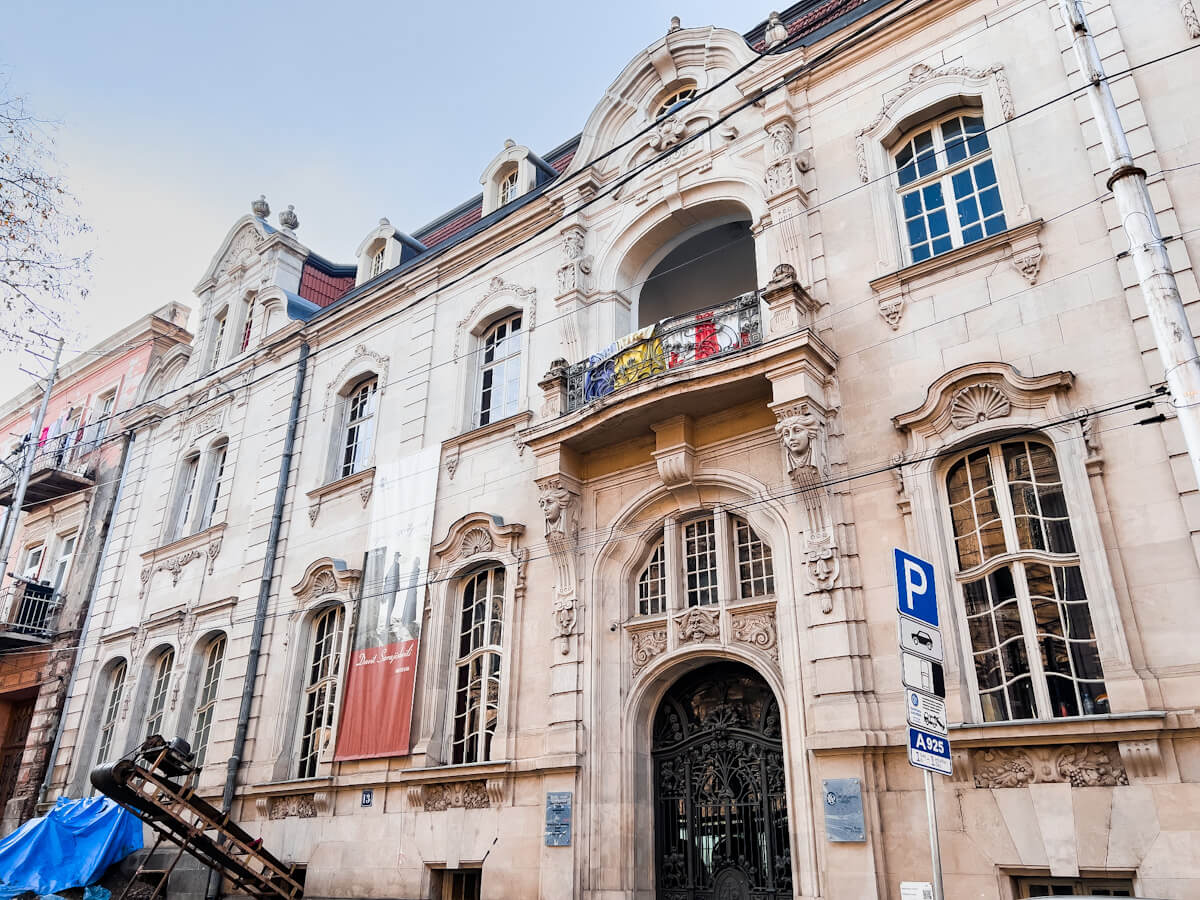 ივანე მაჩაბლის ქუჩაზე არსებული სახლი – თბილისური და ევროპული არქიტექტურის შერწყმის ბრწყინვალე მაგალითი