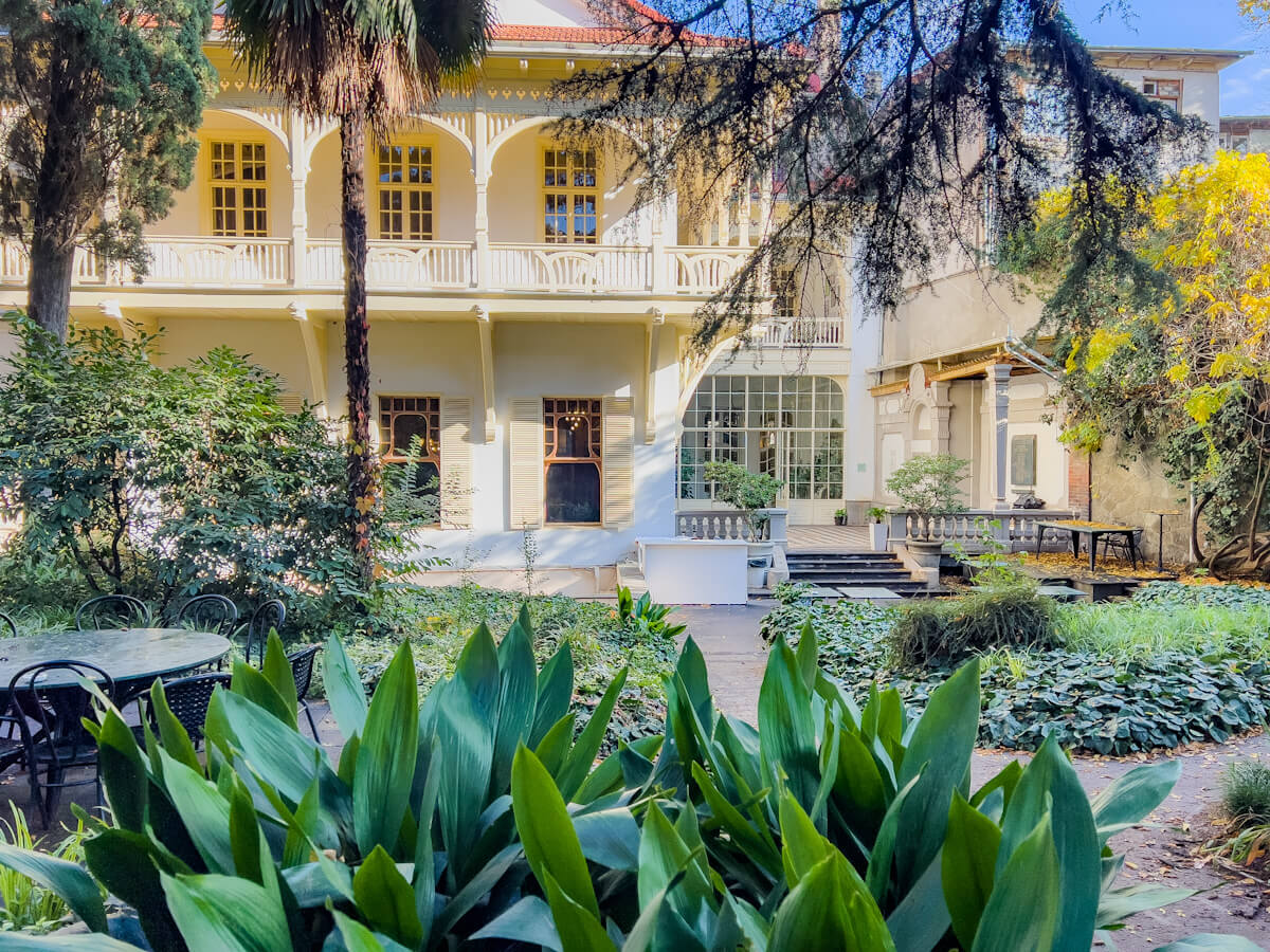 ივანე მაჩაბლის ქუჩაზე არსებული სახლი – თბილისური და ევროპული არქიტექტურის შერწყმის ბრწყინვალე მაგალითი