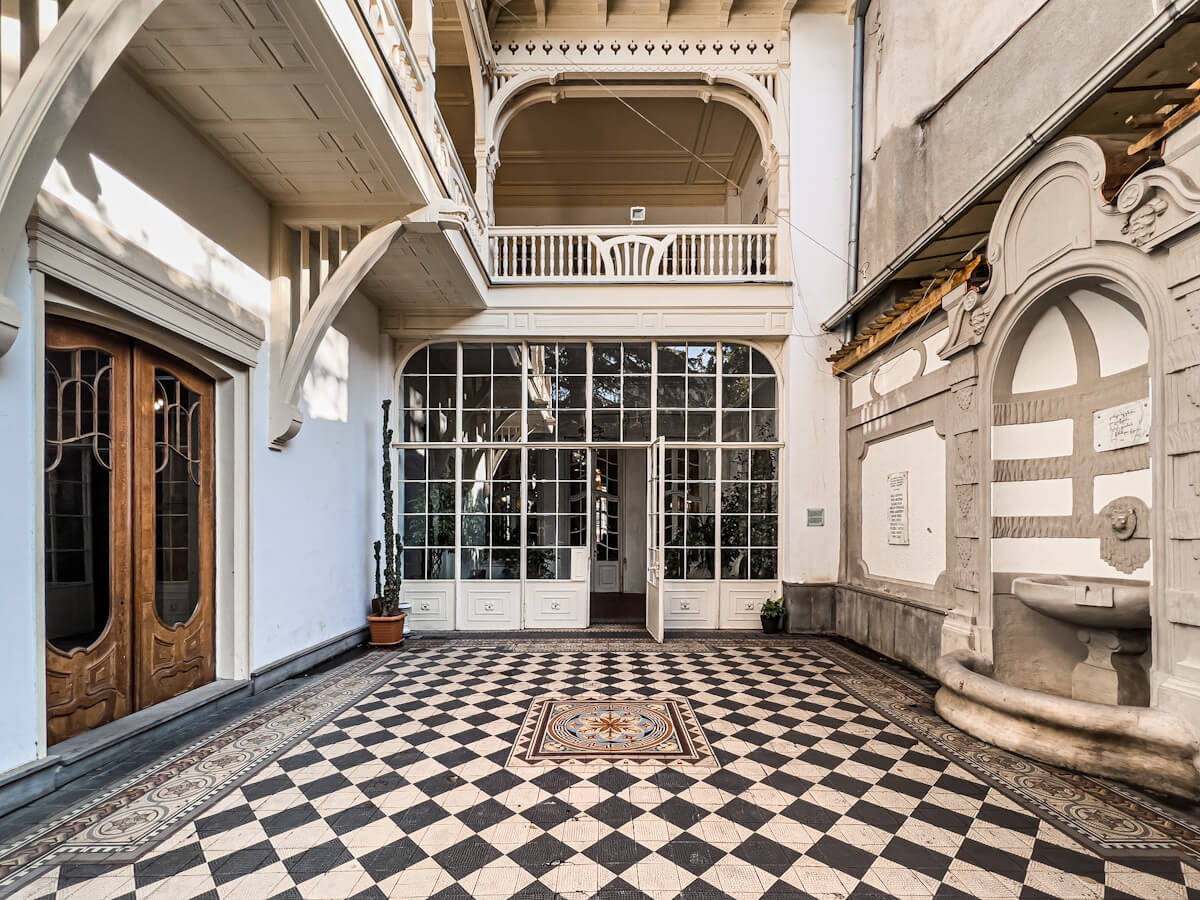 ივანე მაჩაბლის ქუჩაზე არსებული სახლი – თბილისური და ევროპული არქიტექტურის შერწყმის ბრწყინვალე მაგალითი