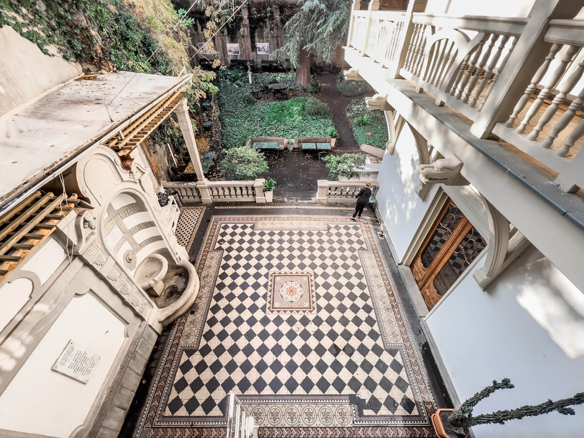 ივანე მაჩაბლის ქუჩაზე არსებული სახლი – თბილისური და ევროპული არქიტექტურის შერწყმის ბრწყინვალე მაგალითი