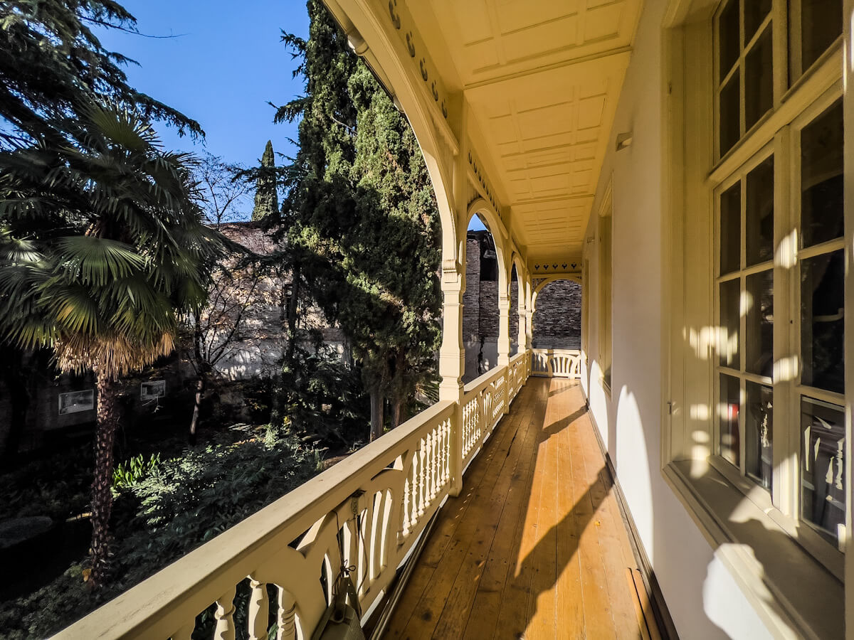 ივანე მაჩაბლის ქუჩაზე არსებული სახლი – თბილისური და ევროპული არქიტექტურის შერწყმის ბრწყინვალე მაგალითი