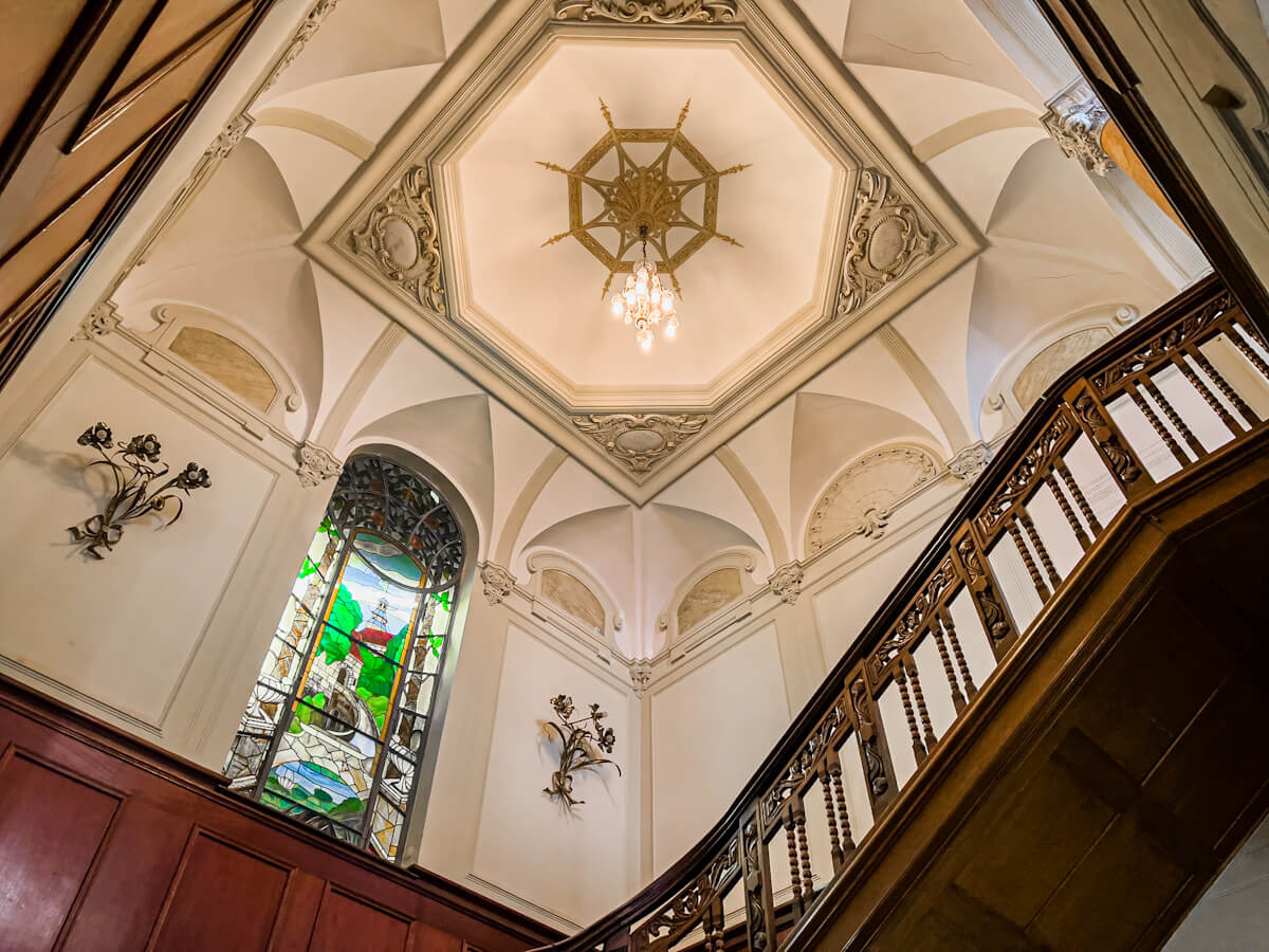 ივანე მაჩაბლის ქუჩაზე არსებული სახლი – თბილისური და ევროპული არქიტექტურის შერწყმის ბრწყინვალე მაგალითი