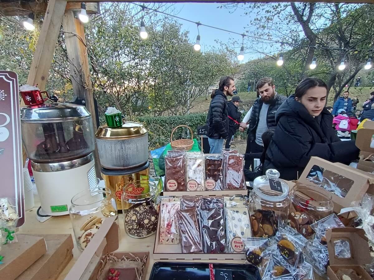 რა უხდება ზამთრის სუსხიან დღეს ყველაზე მეტად?-ბოტანიკურ ბაღში შოკოლადის ფესტივალი გაიმართა