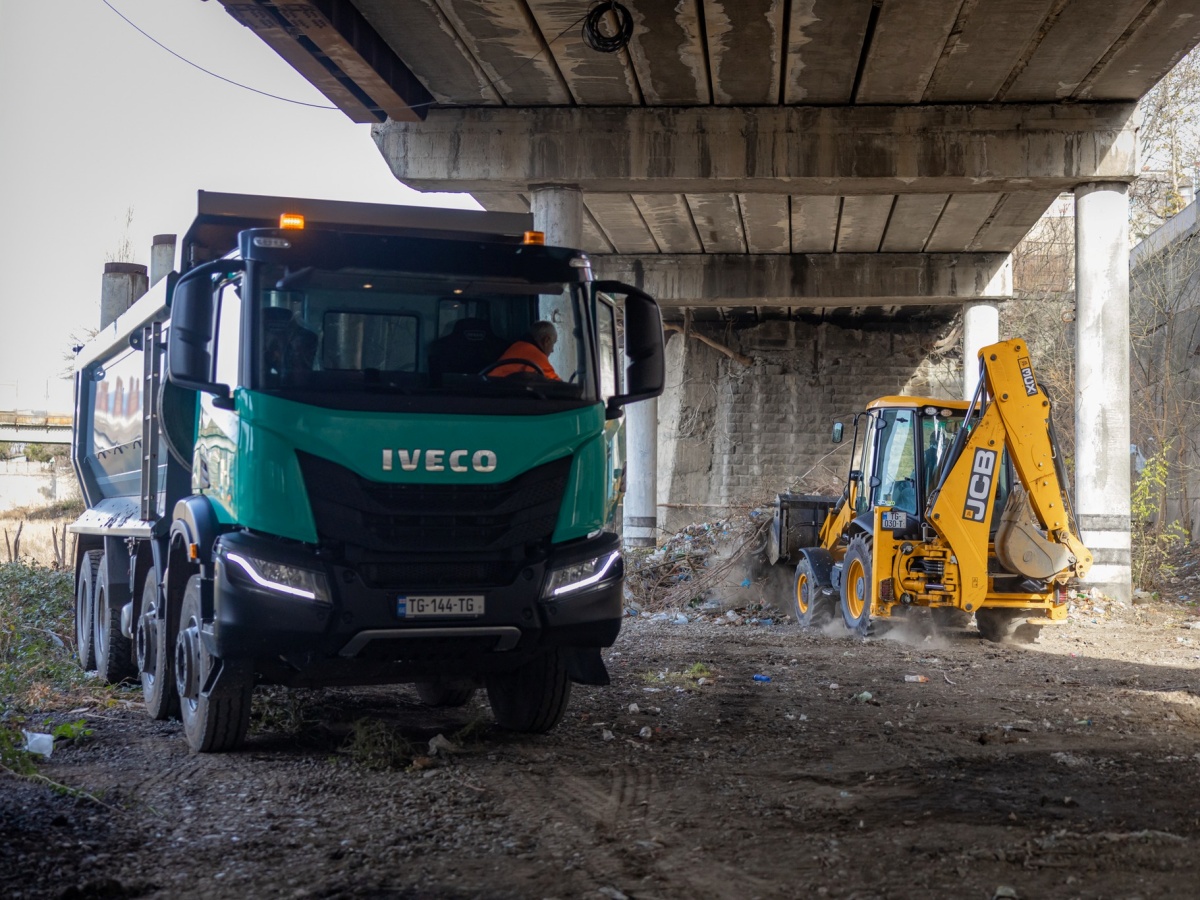 ფოტოფაქტი-თბილისის ცენტრალური სადგურის მიმდებარე ტერიტორია სპეცტექნიკით დასუფთავდა