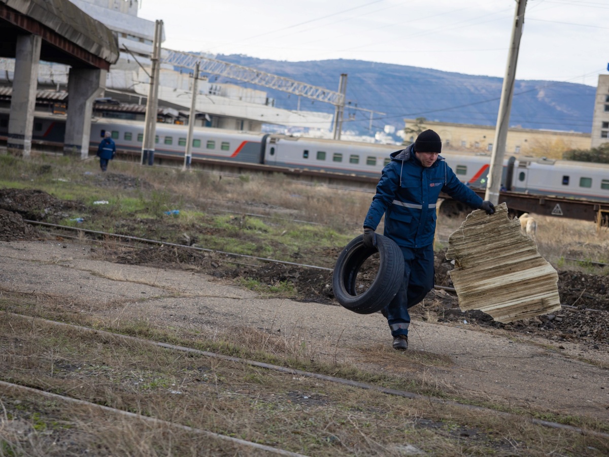 ფოტოფაქტი-თბილისის ცენტრალური სადგურის მიმდებარე ტერიტორია სპეცტექნიკით დასუფთავდა