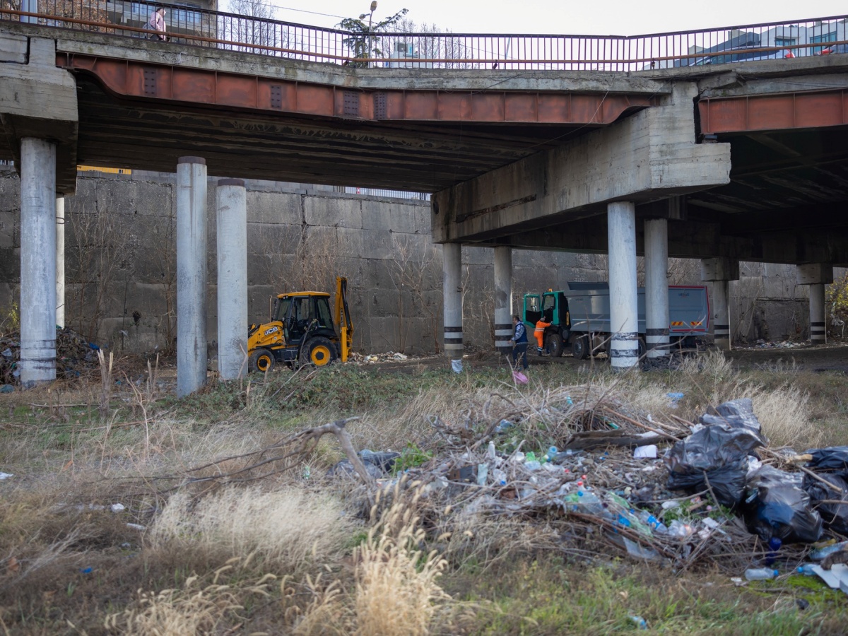 ფოტოფაქტი-თბილისის ცენტრალური სადგურის მიმდებარე ტერიტორია სპეცტექნიკით დასუფთავდა