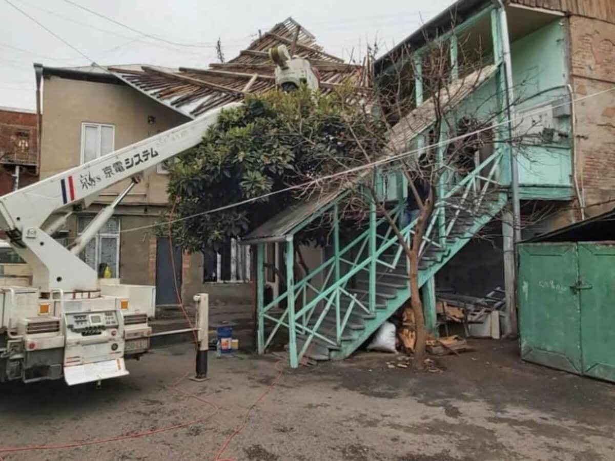 ნინოშვილის ქუჩაზე N21-ში, ძლიერმა ქარმა საცხოვრებელი დააზიანა-რა განცხადებას ავრცელებს თბილისის მერია