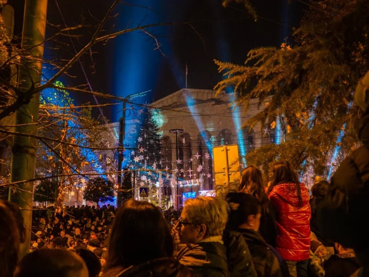 ვისაც ჯერ კიდევ არ გინახავთ, საახალწლოდ მორთული რუსთაველი, kalaki.ge-სფოტოგრაფი საახალწლო განწყობას შეგიქმნით