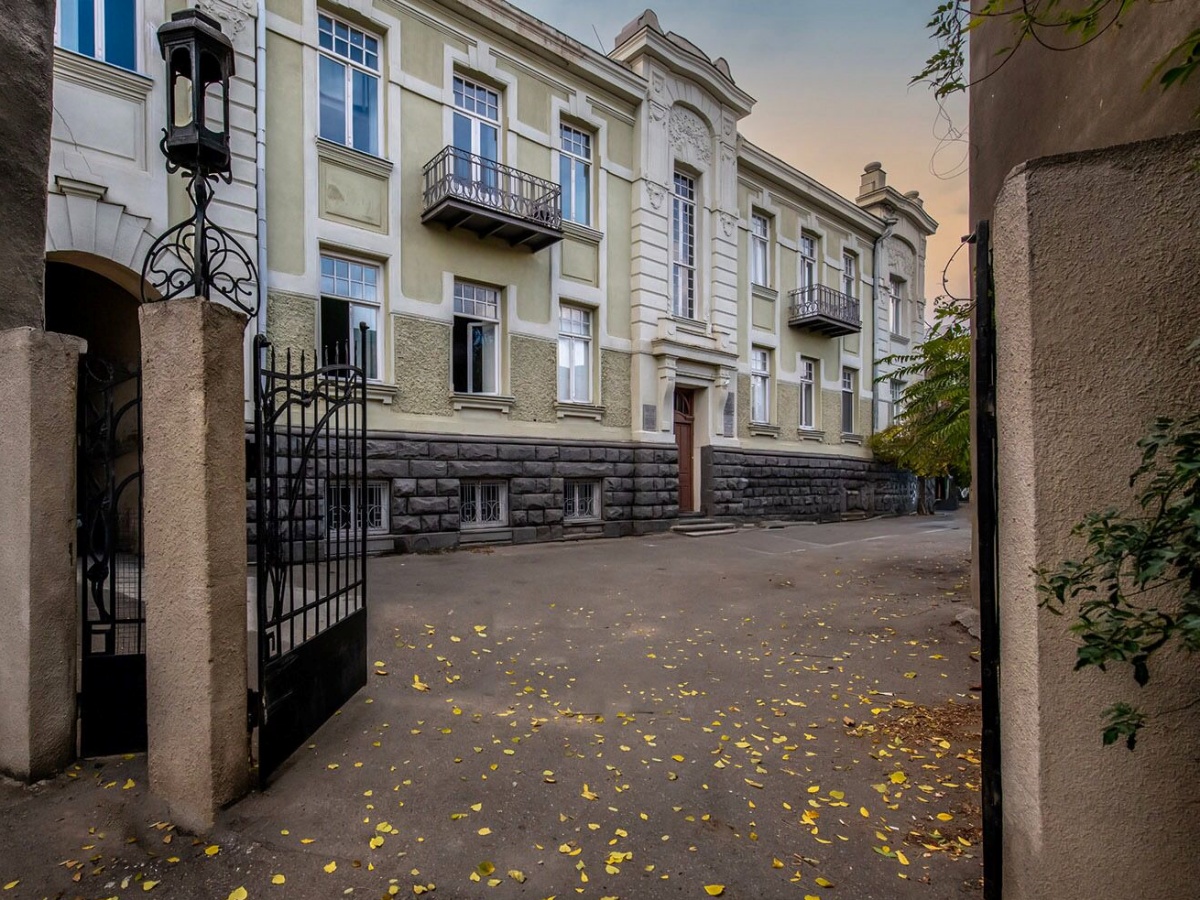 ფოტოფაქტი-1913 წელს აშენებული სახლი ალექსანდრე ჭავჭავაძის ქუჩიდან, რომელიც  $440,000-ად იყიდება