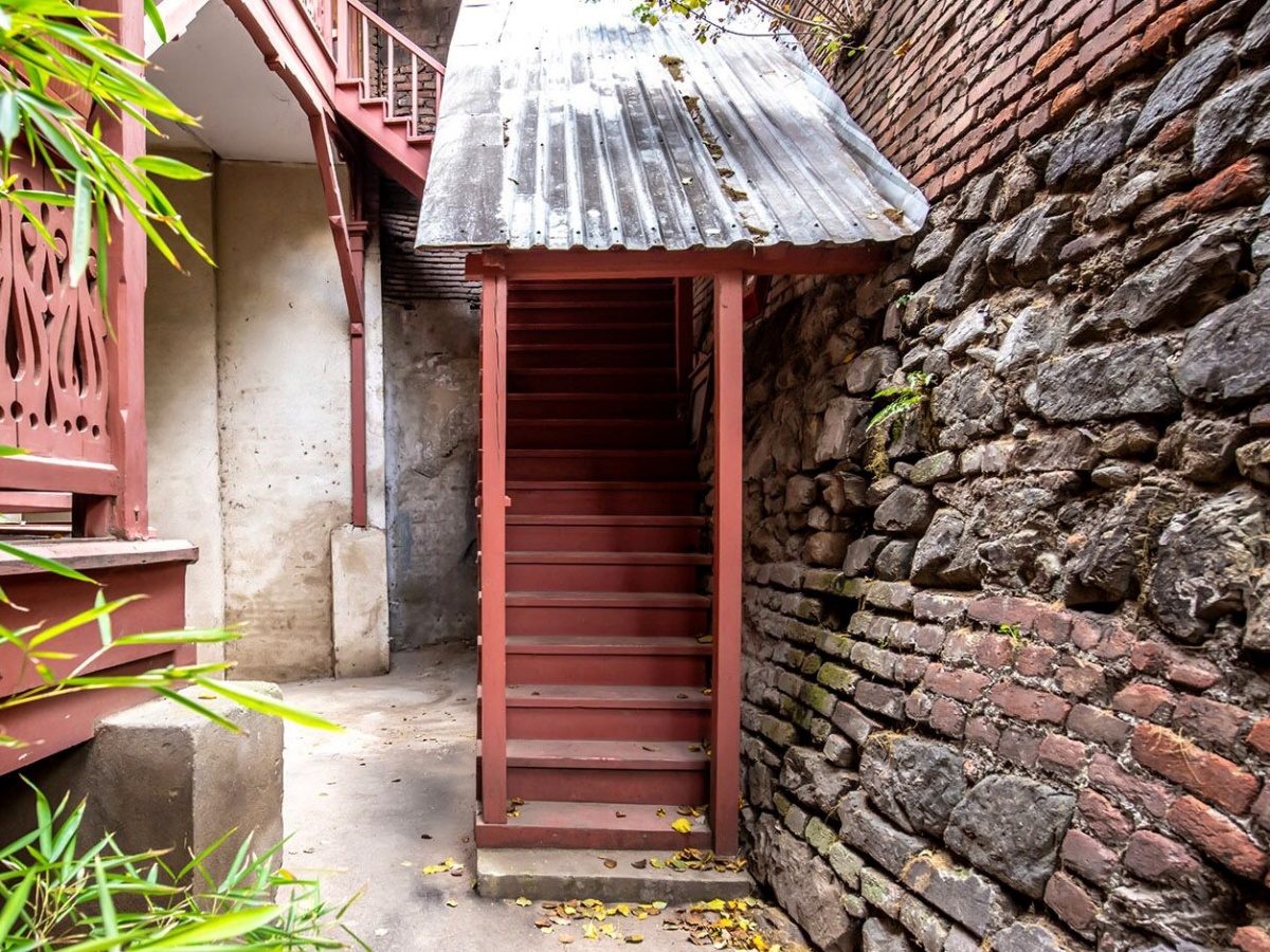 ფოტოფაქტი-1913 წელს აშენებული სახლი ალექსანდრე ჭავჭავაძის ქუჩიდან, რომელიც  $440,000-ად იყიდება