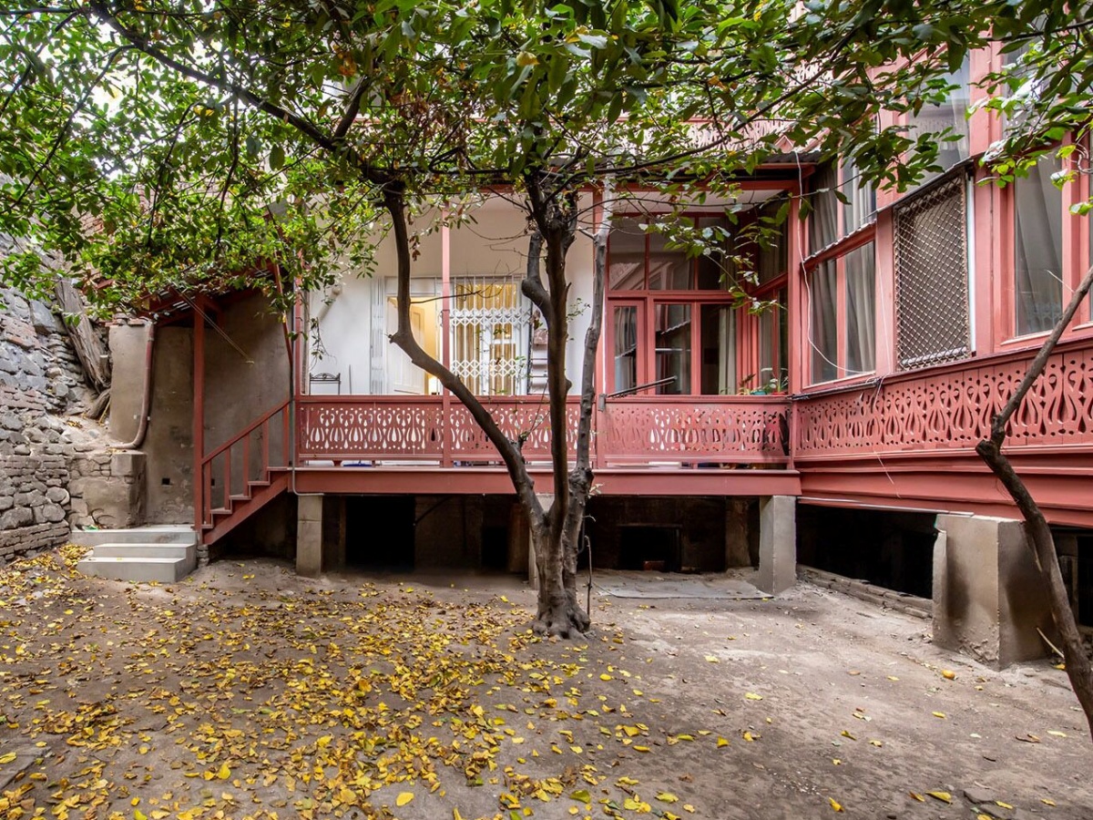 ფოტოფაქტი-1913 წელს აშენებული სახლი ალექსანდრე ჭავჭავაძის ქუჩიდან, რომელიც  $440,000-ად იყიდება