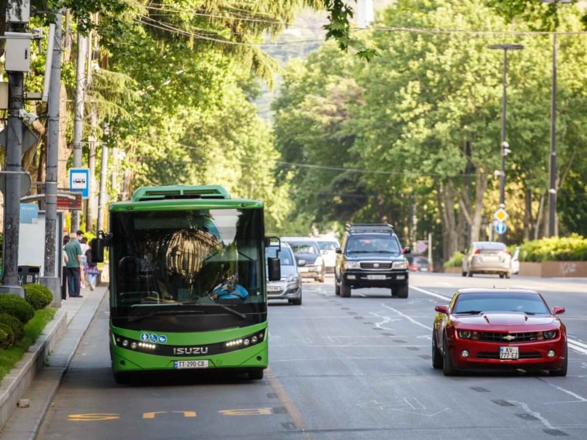 Buslane-ებში მოძრაობას სასკოლო ავტობუსები კიდევ ერთი წელი შეძლებენ