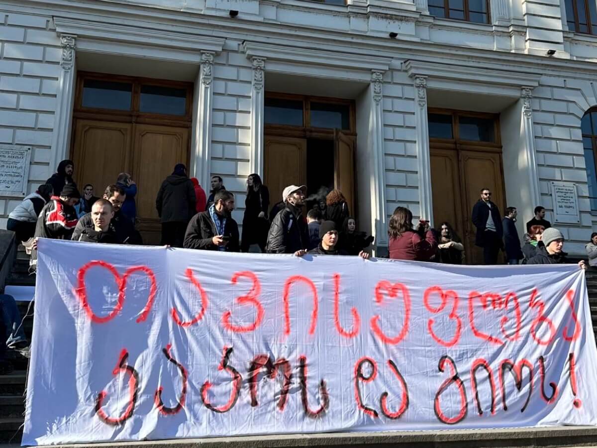 თბილისის სახელმწიფო უნივერსიტეტთან აქცია მიმდინარეობს-პროტესტის მონაწილეები კეკელიძეზე გამოსახლებისას დაკავებულთა გათავისუფლებას ითხოვენ