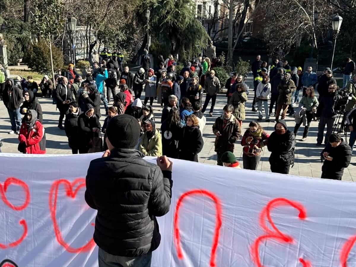 თბილისის სახელმწიფო უნივერსიტეტთან აქცია მიმდინარეობს-პროტესტის მონაწილეები კეკელიძეზე გამოსახლებისას დაკავებულთა გათავისუფლებას ითხოვენ