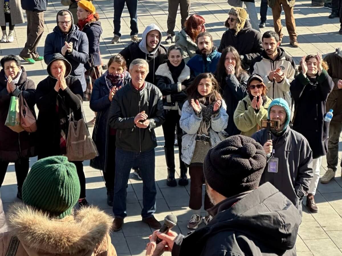 თბილისის სახელმწიფო უნივერსიტეტთან აქცია მიმდინარეობს-პროტესტის მონაწილეები კეკელიძეზე გამოსახლებისას დაკავებულთა გათავისუფლებას ითხოვენ