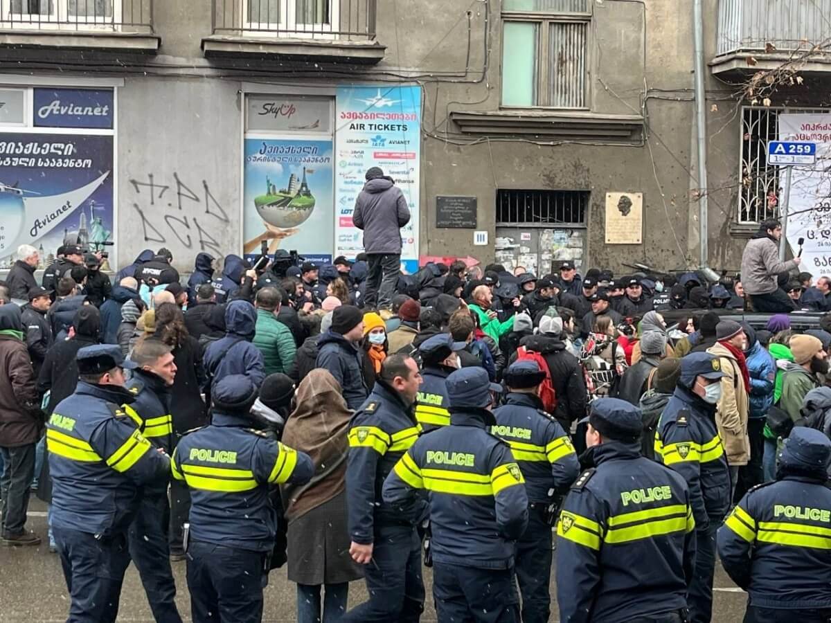 როგორ დასრულდა გახმაურებული საქმე კეკელიძის ქუჩიდან, სადაც ოჯახის გამოსახლებას მევახშე ცდილობდა
