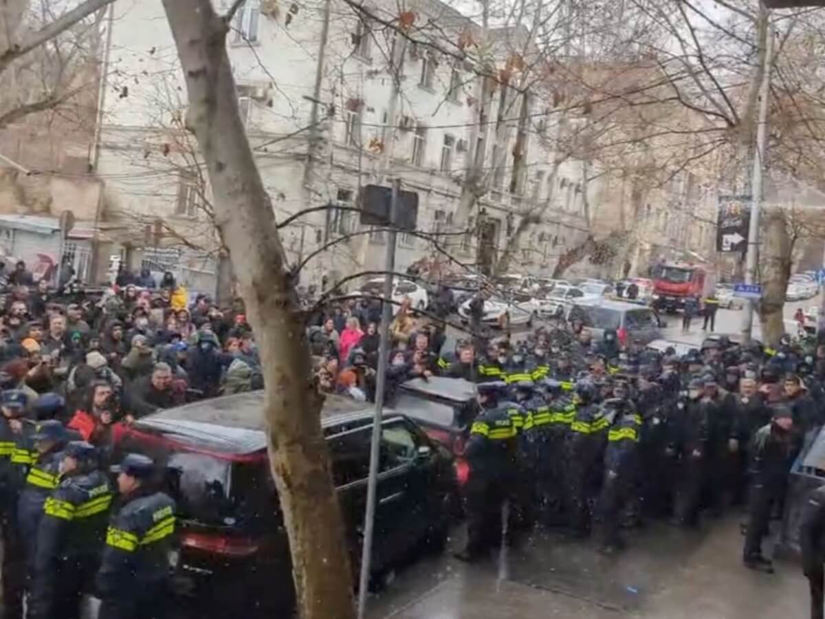 რა ხდება ამ წუთებში თბილისში, კეკელიძის #1-ში სადაც ოჯახის გამოსახლების პროცესს მოქალაქეები იცავენ, არიან დაკავებულები და დაშავებულები