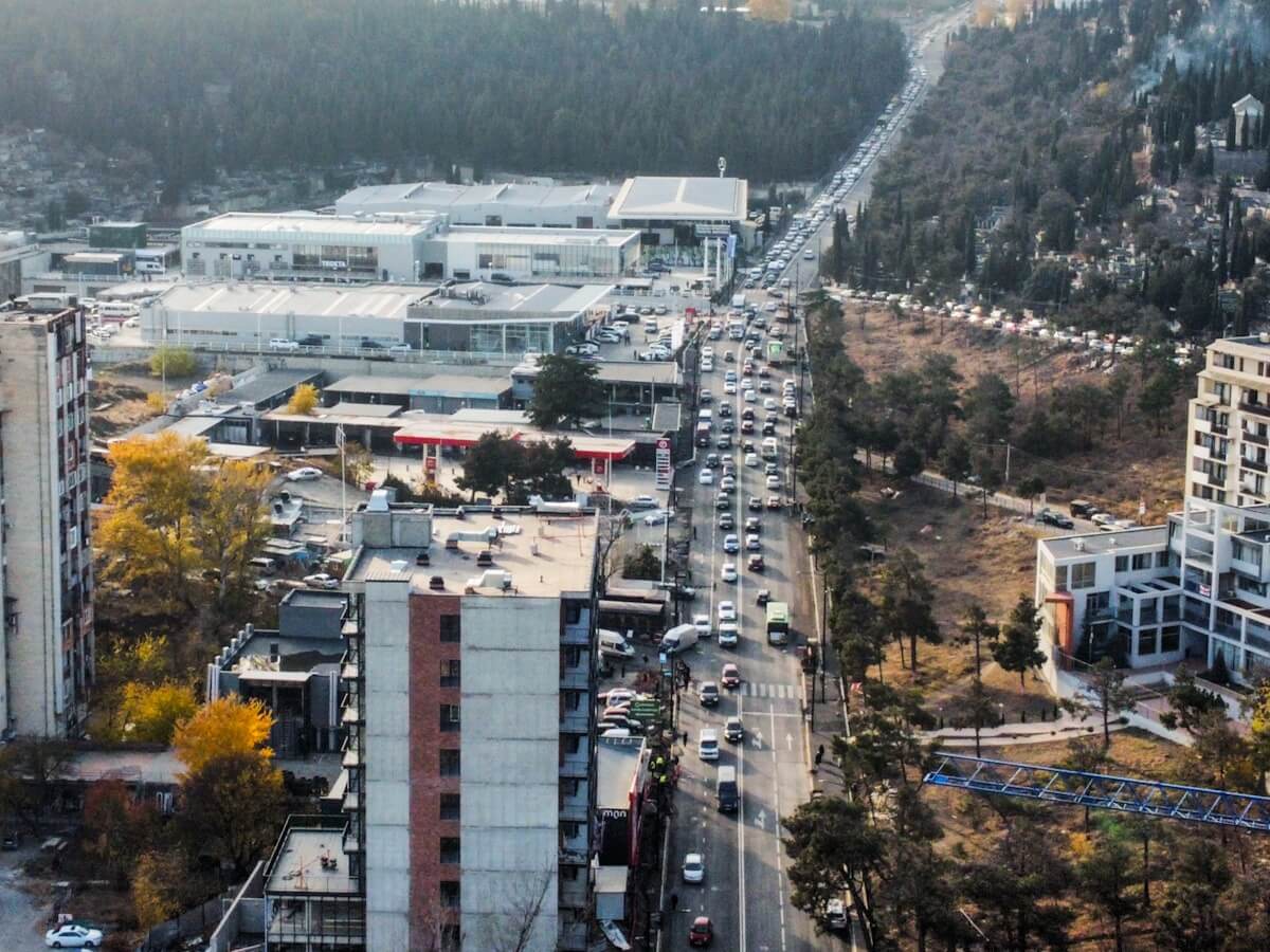 დეველოპერები აუთვისებელი ტერიტორიების განაშენიანებას შეუდგნენ – დანელიას ქუჩაზე მიმდინარე მასშტაბური მშენებლობები