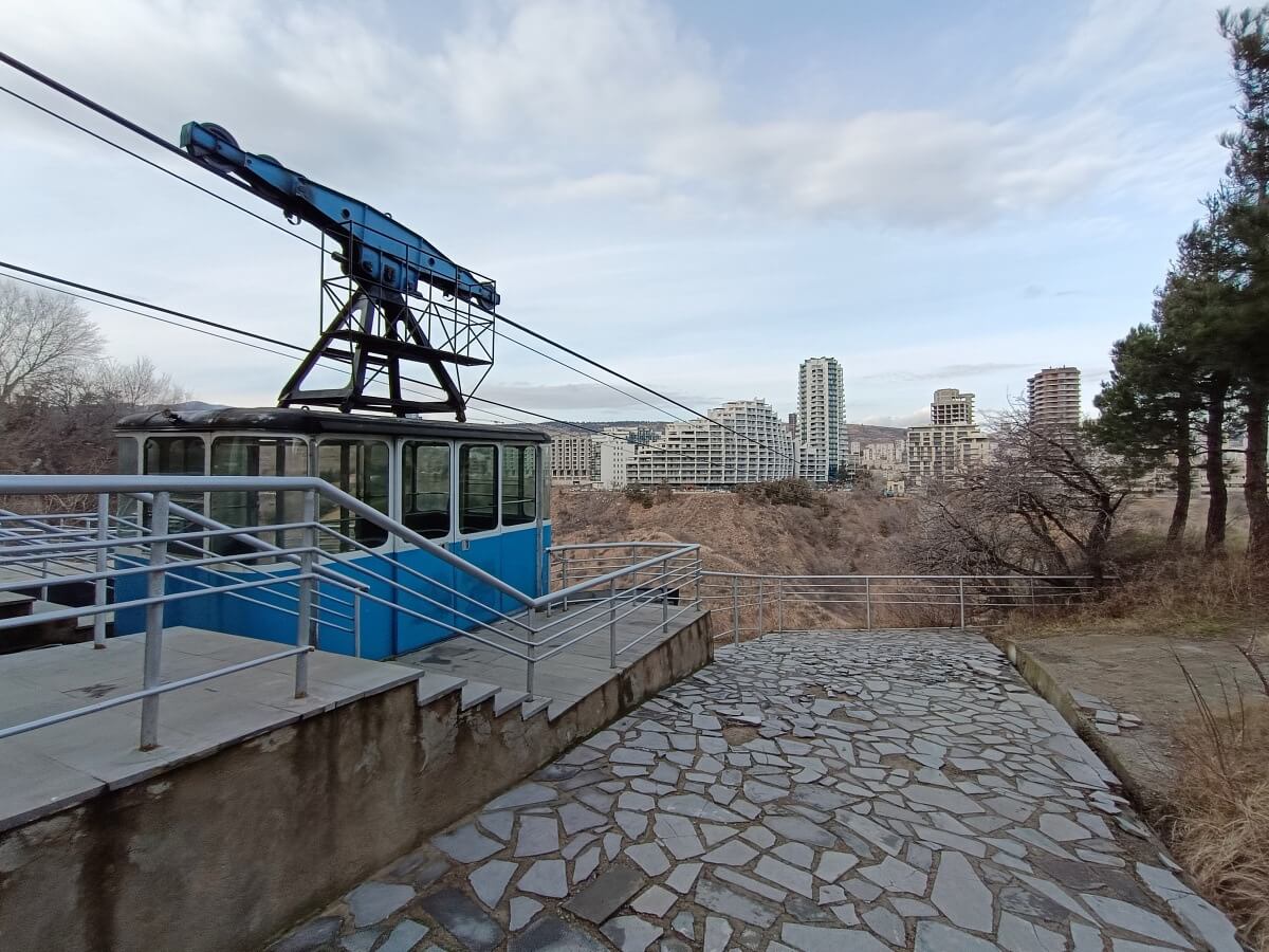 დეველოპერები აუთვისებელი ტერიტორიების განაშენიანებას შეუდგნენ – დანელიას ქუჩაზე მიმდინარე მასშტაბური მშენებლობები