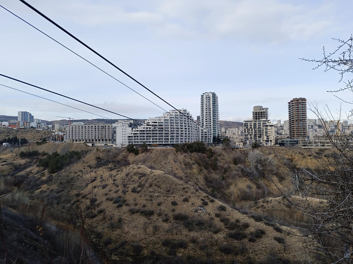 დეველოპერები აუთვისებელი ტერიტორიების განაშენიანებას შეუდგნენ – დანელიას ქუჩაზე მიმდინარე მასშტაბური მშენებლობები