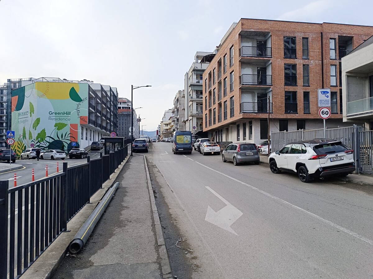 დეველოპერები აუთვისებელი ტერიტორიების განაშენიანებას შეუდგნენ – დანელიას ქუჩაზე მიმდინარე მასშტაბური მშენებლობები