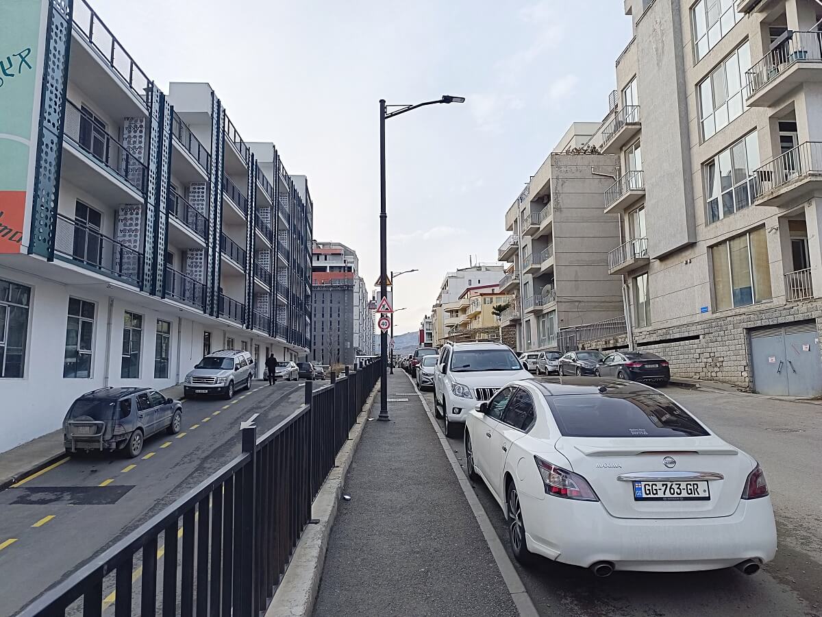 დეველოპერები აუთვისებელი ტერიტორიების განაშენიანებას შეუდგნენ – დანელიას ქუჩაზე მიმდინარე მასშტაბური მშენებლობები