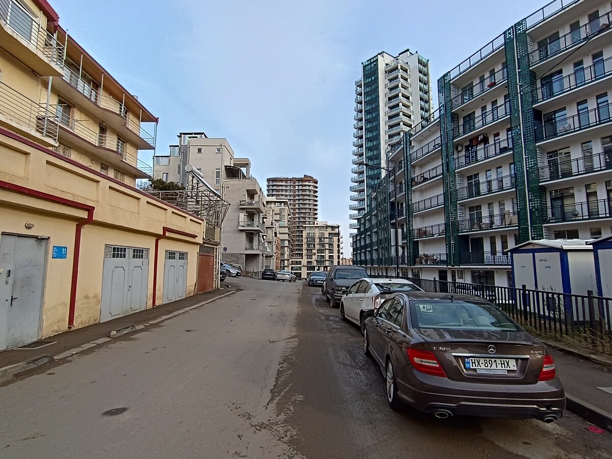 დეველოპერები აუთვისებელი ტერიტორიების განაშენიანებას შეუდგნენ – დანელიას ქუჩაზე მიმდინარე მასშტაბური მშენებლობები