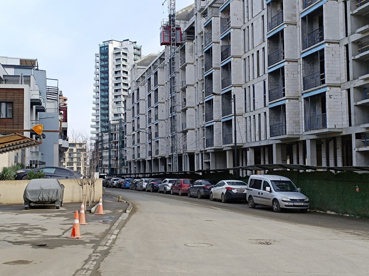 დეველოპერები აუთვისებელი ტერიტორიების განაშენიანებას შეუდგნენ – დანელიას ქუჩაზე მიმდინარე მასშტაბური მშენებლობები