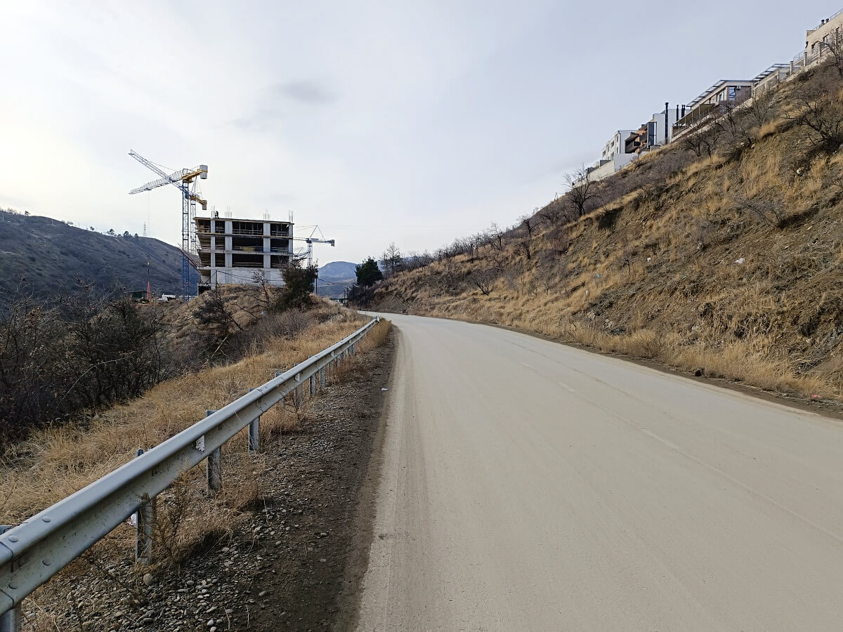 დეველოპერები აუთვისებელი ტერიტორიების განაშენიანებას შეუდგნენ – დანელიას ქუჩაზე მიმდინარე მასშტაბური მშენებლობები