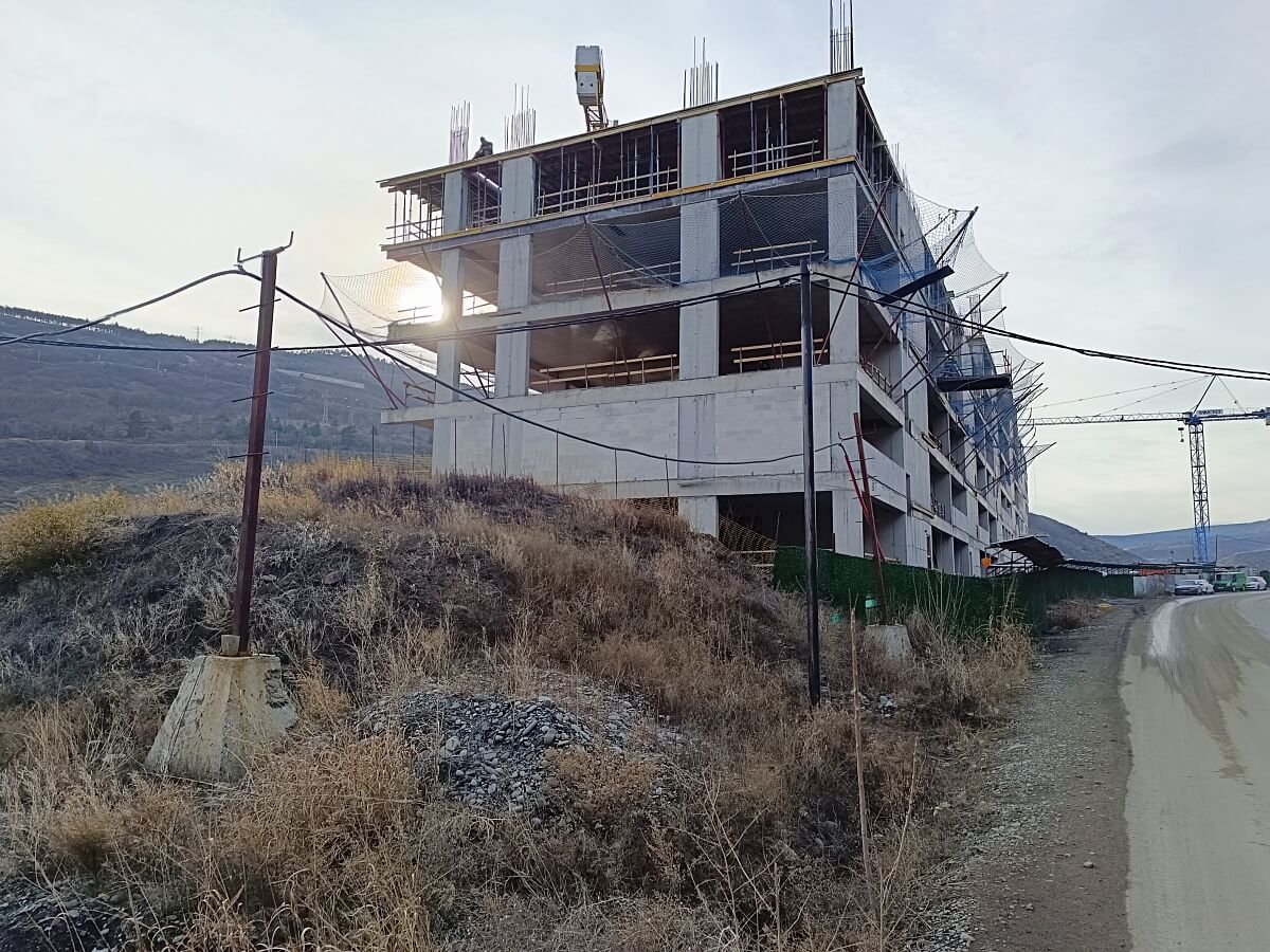 დეველოპერები აუთვისებელი ტერიტორიების განაშენიანებას შეუდგნენ – დანელიას ქუჩაზე მიმდინარე მასშტაბური მშენებლობები