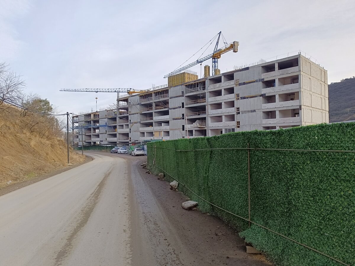 დეველოპერები აუთვისებელი ტერიტორიების განაშენიანებას შეუდგნენ – დანელიას ქუჩაზე მიმდინარე მასშტაბური მშენებლობები