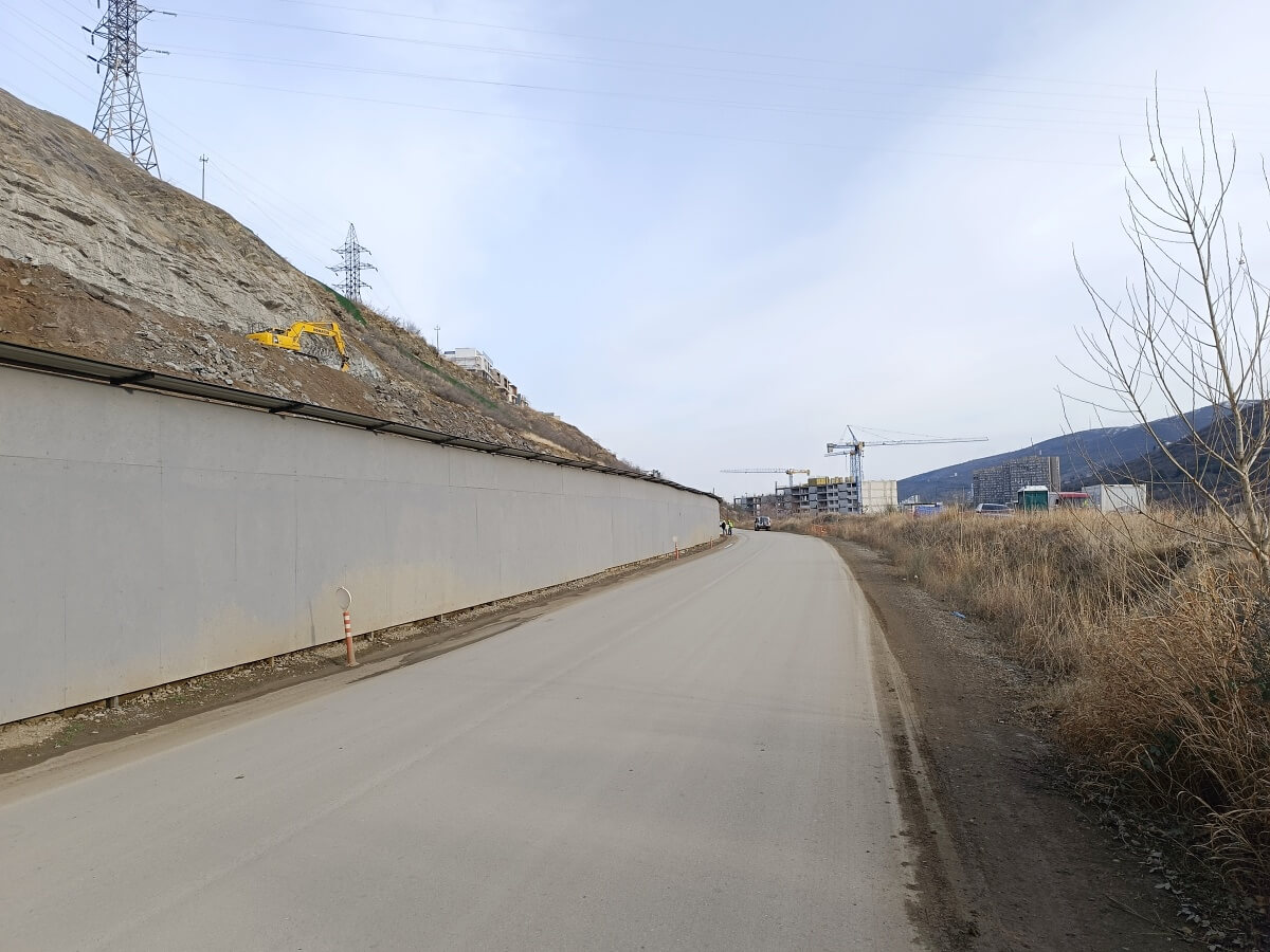 დეველოპერები აუთვისებელი ტერიტორიების განაშენიანებას შეუდგნენ – დანელიას ქუჩაზე მიმდინარე მასშტაბური მშენებლობები