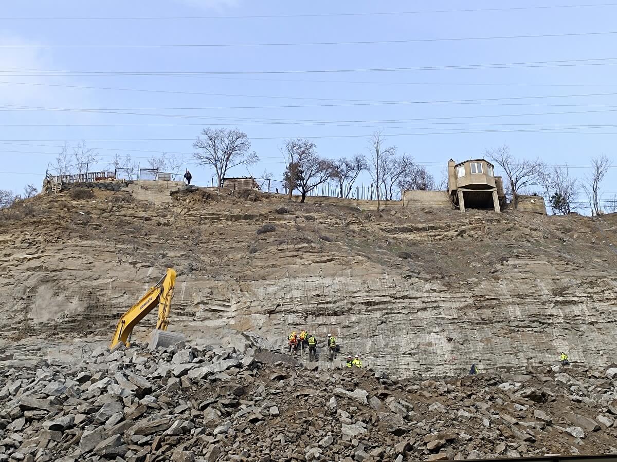 დეველოპერები აუთვისებელი ტერიტორიების განაშენიანებას შეუდგნენ – დანელიას ქუჩაზე მიმდინარე მასშტაბური მშენებლობები