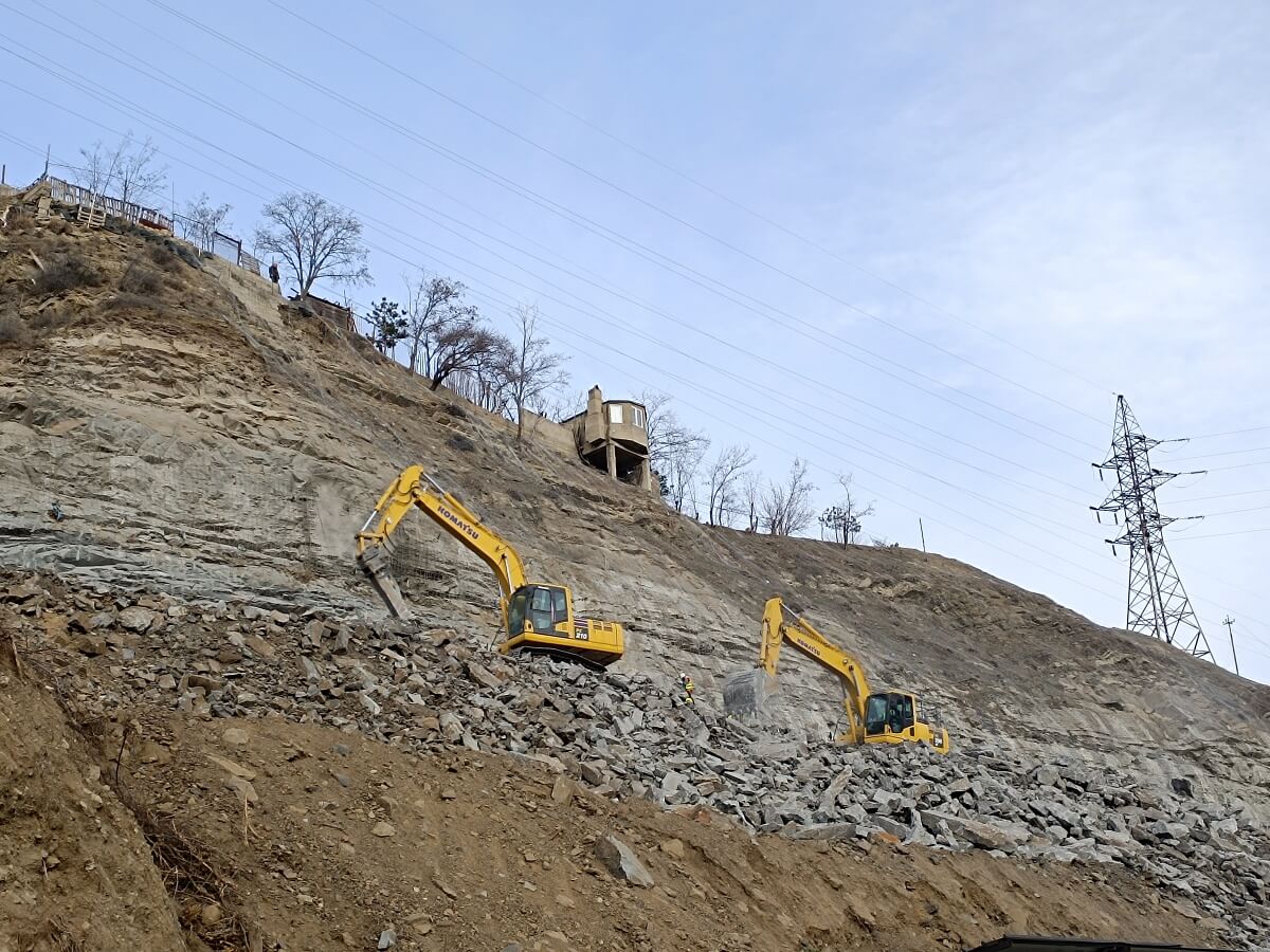 დეველოპერები აუთვისებელი ტერიტორიების განაშენიანებას შეუდგნენ – დანელიას ქუჩაზე მიმდინარე მასშტაბური მშენებლობები