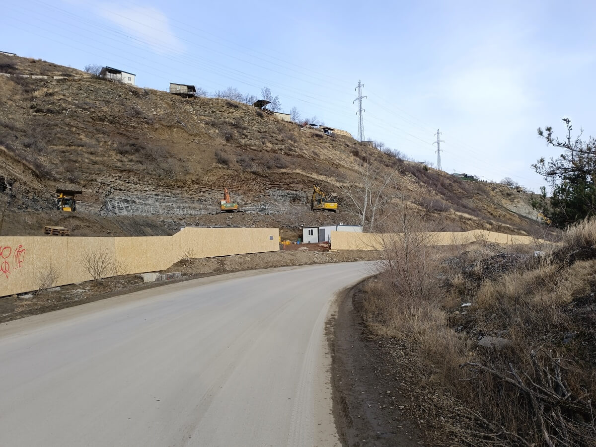 დეველოპერები აუთვისებელი ტერიტორიების განაშენიანებას შეუდგნენ – დანელიას ქუჩაზე მიმდინარე მასშტაბური მშენებლობები